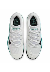 Scarpe da ginnastica bianche con un design testurizzato, il logo Nike in nero, accenti in teal e lacci bianchi. Presentano un materiale superiore a rete con un motivo traspirante.