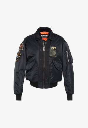 Zwart satijnen bomberjack met geribde manchetten en onderkant, voorzien van meerdere patches, een ritssluiting aan de voorkant en een oranje voering aan de binnenkant.