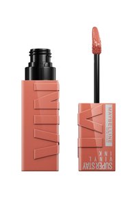 Maybelline Superstay Vinyl Ink dans un tube mat pêche avec logo en relief ; comprend un applicateur noir avec un embout en moumoute.