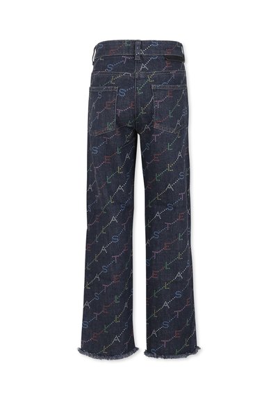 Jeans in denim blu scuro con un motivo ricamato multicolore che forma la parola "STELLA" in diagonale, dotati di tasche posteriori e orli sfilacciati.