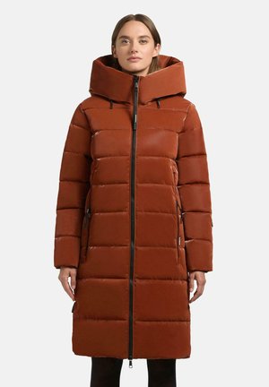 Brauner isolierter Pufferjacke mit hohem Kragen und zentralem Reißverschluss. Verfügt über Seitentaschen und ein gestepptes Design für Wärme.
