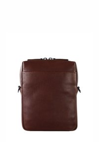 Zaino in pelle marrone di forma rettangolare, con texture liscia, chiusura con zip e tasche laterali per ulteriore spazio di stoccaggio.
