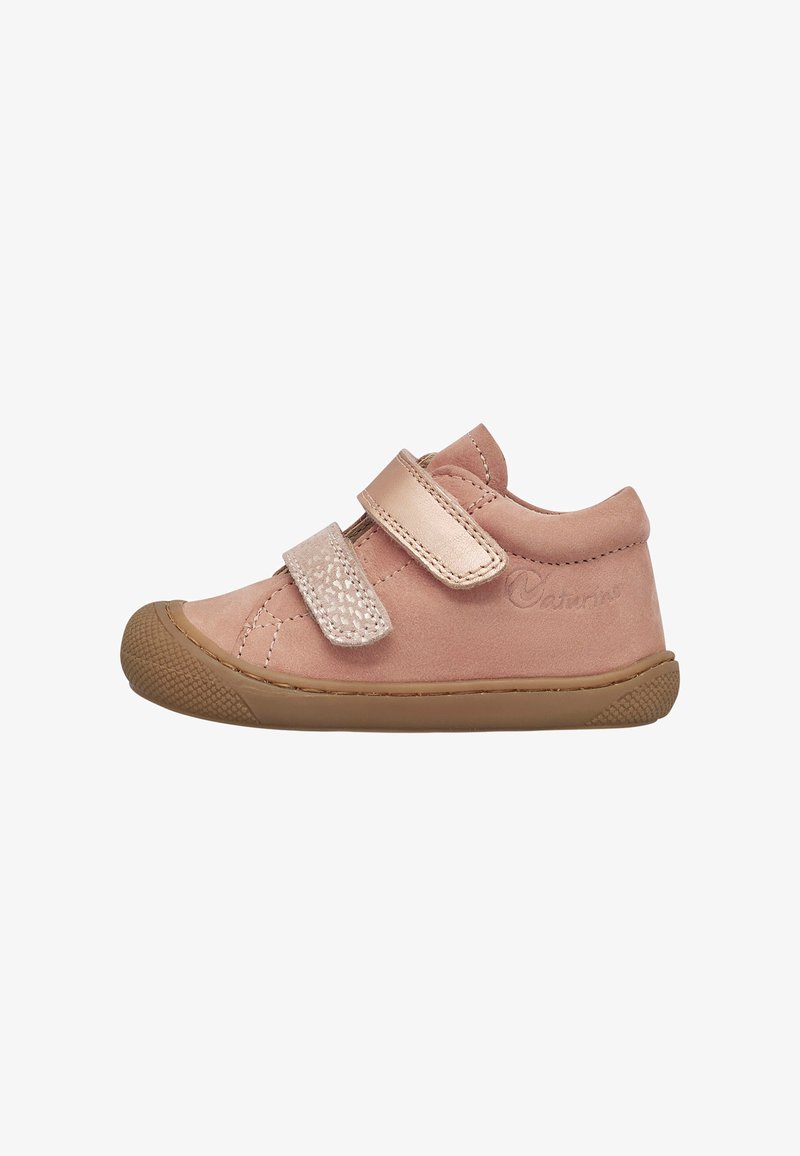Zapatillas altas de ante rosa con dos correas de Velcro, acentos texturizados y una suela de goma que presenta un patrón de diamante para mayor agarre.