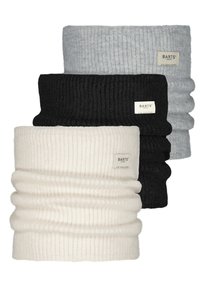Tre scaldacollo a coste in nero, bianco e grigio, caratterizzati da una texture morbida e piccole etichette con il logo sul lato.