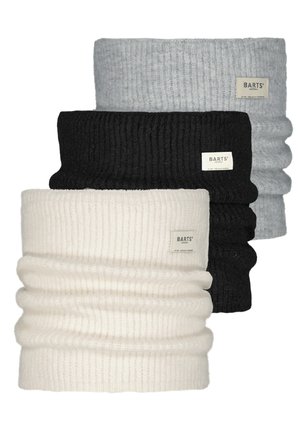 Drei gerippte Strickhalswärmer in Schwarz, Weiß und Grau, die eine weiche Textur und kleine Markenetiketten an der Seite aufweisen.
