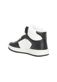 Sneaker alta in bianco e nero con tomaia in pelle e materiale sintetico, chiusura con lacci, collo imbottito, suola in gomma bianca e strisce laterali a contrasto.