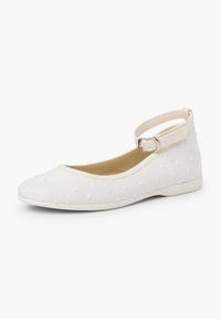 Ballet flats bianche con una superficie testurizzata, caratterizzate da una fascia attorno alla caviglia e una suola piatta, progettate per il comfort e la facilità d'uso.