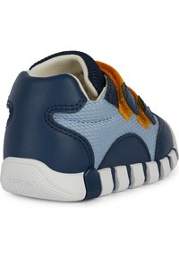 Sneaker blu e grigio con tomaia in pelle e mesh, cinturini in Velcro e suola in gomma bianca con texture e dettagli rigati.