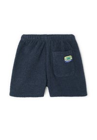 Shorts en éponge bleu marine avec une ceinture élastique et une poche arrière. Présente une étiquette tissée avec un texte multicolore. Texture douce.
