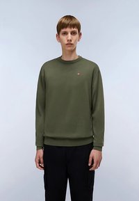 Olivengrøn trøje med rund halsudskæring, ribstrikkede manchetter og kant, med en lille rød logo på brystet. Glat tekstur, løs pasform.