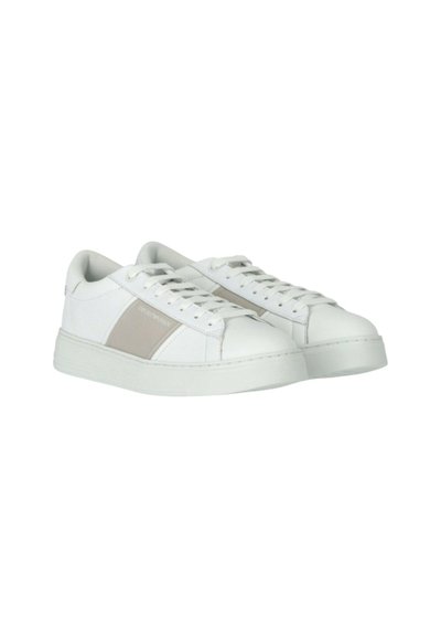 Zapatillas blancas de cuero con una franja beige en los laterales, con suela de goma plana y diseño clásico de cordones.