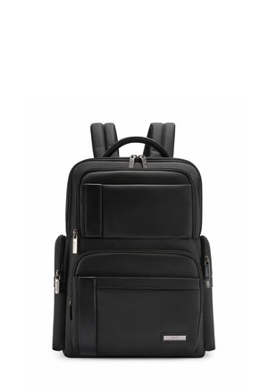 Czarny prostokątny plecak z wieloma zapinanymi na suwak przegrodami, wyściełanymi paskami na ramiona oraz górnym uchwytem.