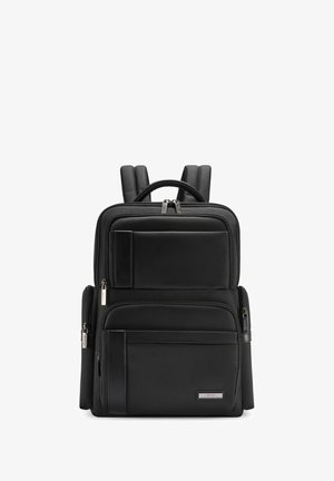Czarny prostokątny plecak z wieloma zapinanymi na suwak przegrodami, wyściełanymi paskami na ramiona oraz górnym uchwytem.