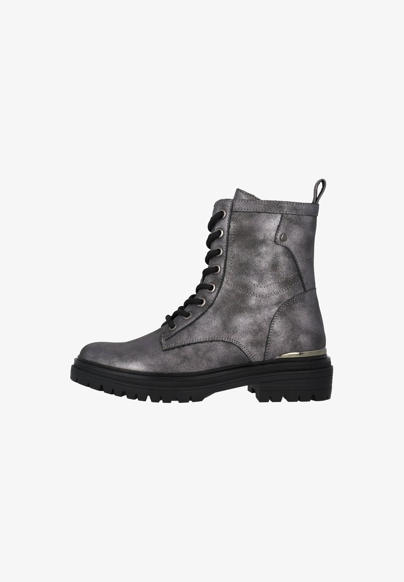Bottes de cheville en similicuir gris avec lacets noirs, bout rond et finition texturée. Elles comportent un petit accent métallique et une semelle robuste.