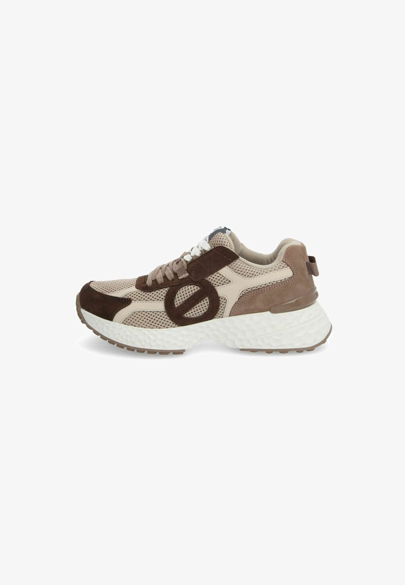 Sneakers leggere in rete beige con accenti in suede marrone. Presentano una spessa suola bianca con dettagli testurizzati e un design con logo circolare.