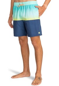 Heren zwembroek met een verloop van aqua naar geel, met een marineblauwe onderkant. Voorzien van een elastische tailleband en een trekkoord, gemaakt van gladde stof.