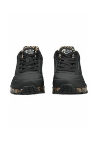 Scarpe da ginnastica nere con tomaia liscia, accenti testurizzati e suola a motivi marroni e neri. Presentano una chiusura con lacci e una linguetta imbottita.