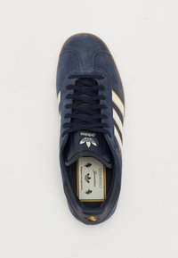 adidas Originals GAZELLE TERRACE ICONS UNISEX - Treniņu apavi - legend ink/off white/dark football gold