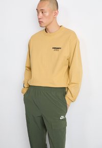 Nike Sportswear SPORTSWEAR CLUB - Reisitaskuhousut - cargo khaki