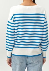 Blau-weißer, gestreifter Pullover mit lockerem Schnitt, geripptem Halsausschnitt und Bündchen. Glatte Textur, mit langen Ärmeln und abgerundetem Saum.