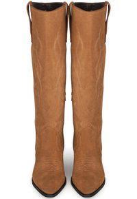 Botas de ante marrón hasta la rodilla con puntas afiladas, patrones de costura decorativos y tiradores laterales dobles para mayor facilidad de uso.