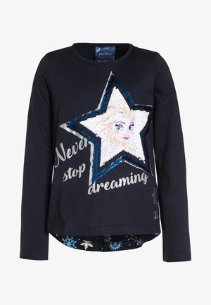 Marineblå skjorte med lange ærmer med en palietstjerne med en kvindelig karakters ansigt og teksten "Never stop dreaming" i sølvskrift.