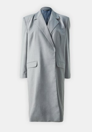 Grau geschnittenes Blazer-Kleid mit langen Ärmeln, Reverskragen und zwei Fronttaschen. Glattes Gewebe mit strukturierter Silhouette.
