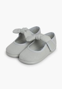 Graue Leinenschuhe mit einem großen Schleifendetail am Riemen, runder Zehenform und weicher Gummisohle, die nahtlose Nähte und ein glattes Finish aufweisen.