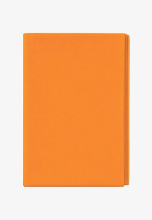 Quaderno arancione brillante chiuso con copertina liscia e elastico sul lato destro.