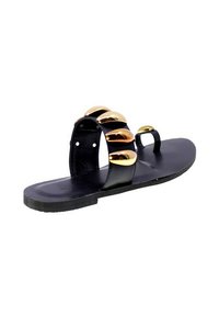 Sandalo piatto nero con due cinturini e accentuazioni circolari dorate, caratterizzato da una soletta testurizzata. Suola flessibile progettata per il comfort.