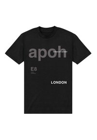 Černé bavlněné tričko s šedým textem: "apoh," "E8," a "LONDÝN," s frázemi "'KOUSEK DĚJIN'" a "'ZŮSTAŇTE SURREÁLNÍ'" v různých písmových stylech.