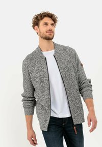 Graue, gestrickte Bomberjacke mit Reißverschluss, gerippten Bündchen und Kragen, die ein strukturiertes Muster und einen akzentuierten, sandfarbenen Lederbesatz am Ärmel aufweist.