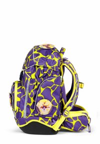 Zaino viola con motivo a stampa di giraffe giallo, numerosi scomparti, spallacci regolabili e distintivo rotondo decorativo sulla parte frontale.