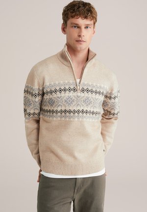 Beiger Strickpullover mit einem halben Reißverschlusskragen, der blaue und schwarze geometrische Muster über der Brust zeigt. Gerippte Bündchen und Saum.