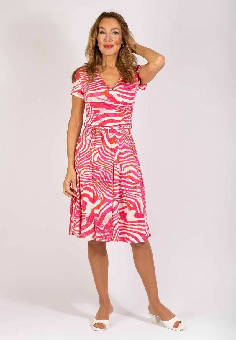 Sukienka kopertowa z krótkimi rękawami w różowo-biały wzór zebry, wykonana z lekkiego materiału, z paskiem w talii i rozkloszowanym dołem.