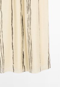 Tissu beige clair avec de fines rayures verticales grises. La texture semble douce, avec un drapé lisse et une légère transparence.