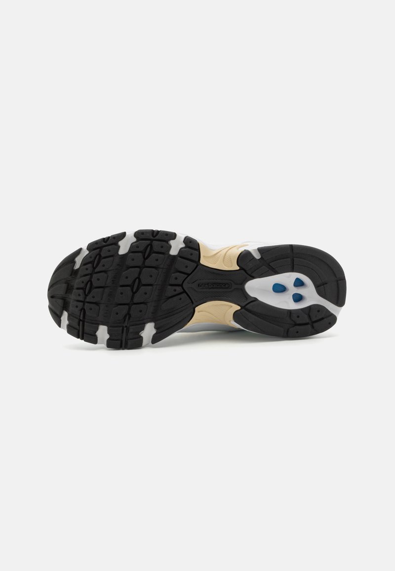 Semelle de chaussure avec un motif en caoutchouc noir, des accents blancs et une surface texturée dotée de trois évents bleus pour un amorti.