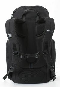 Schwarzer Rucksack mit gepolstertem, atmungsaktivem Mesh-Rückenstütze, verstellbaren Trägern und reflektierenden Akzenten. Verfügt über ein robustes Design und Reißverschlussfächer.