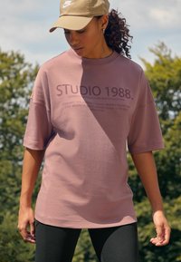Next OVERSIZED LONGLINE - REGULAR FIT - Marškinėliai su spaudiniu - pink