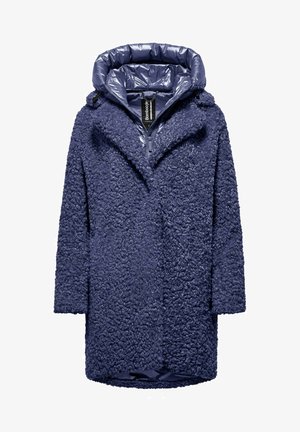 Cappotto blu navy con uno strato esterno morbido e texturizzato e un cappuccio lucido e gonfio a contrasto. Presenta una chiusura con zip e una vestibilità ampia.