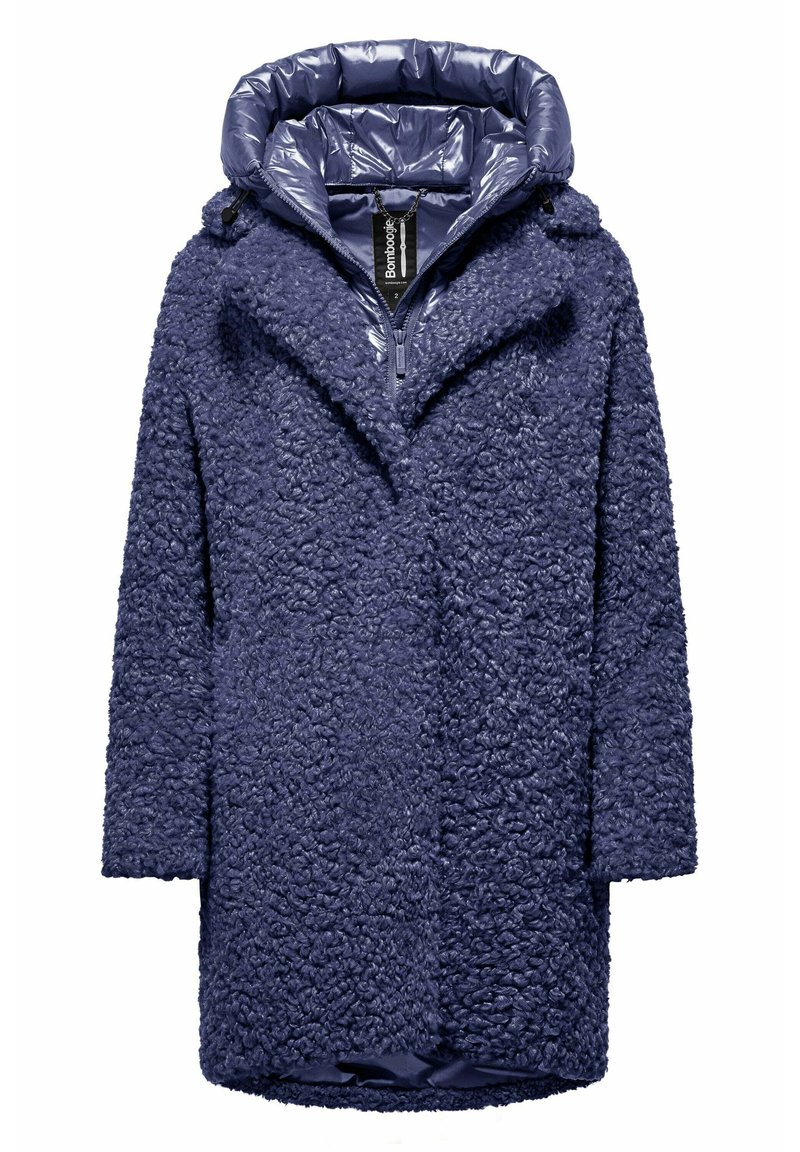 Donkerblauwe jas met een pluche, gestructureerde buitenlaag en een contrasterende glanzende, dikke capuchon. Voorzien van een ritssluiting en een losse pasvorm.