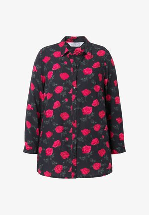 Koszula zapinana na guziki w czarnym materiale z kwiatowym wzorem jasnoróżowych róż i zielonych liści; długie rękawy o luźnym kroju.