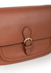 Borsa a tracolla in pelle marrone con chiusura a patta, fibbia dorata e delicate dettagli con logo impresso. Texture liscia con accenti cuciti.