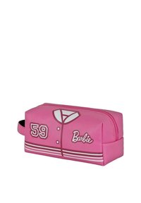 Estuche de lápices rosa con forma de camiseta de béisbol, con rayas blancas y el número "59". El logo dice "Barbie" y tiene una textura suave.