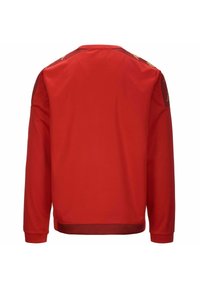 Rode sweater met lange mouwen en een ronde hals, voorzien van glanzende gouden accenten op de schouders en een gestructureerde stofafwerking.