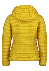 Gul pufferjacka med huva. Har quiltad sömnad, en figursydd silhuett och en slät, glänsande tygtextur.