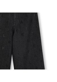 Calças de ganga pretas com padrão de letras em relevo e pequenos strass, com corte direito e design clássico com fecho de correr.