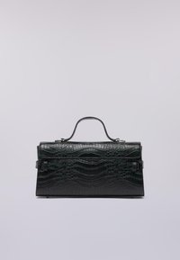 Černá kabelka z krokodýlí kůže s vyraženým vzorem, s horním madlem a strukturovaným tvarem, ozdobnými vlnami, vybavená předním uzávěrem a detailem s přezkou.
