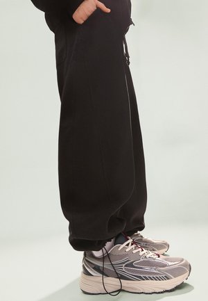 Bershka MULTI-PIECE - Sneaker low - grey