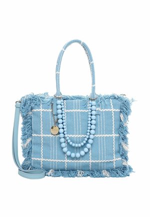 Sac à main bleu clair tressé avec des détails en franges, motif à carreaux blancs, poignées supérieures et une bandoulière amovible. Comprend des accents de perles bleues.